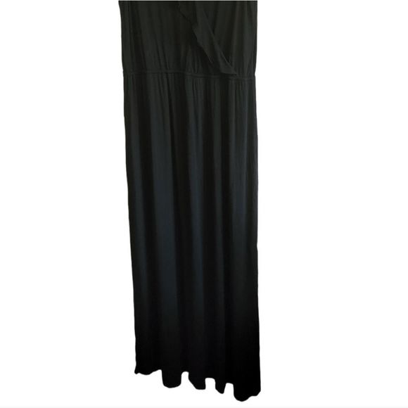 Elegant Black Sleeveless Dress - Picture 2 of 7